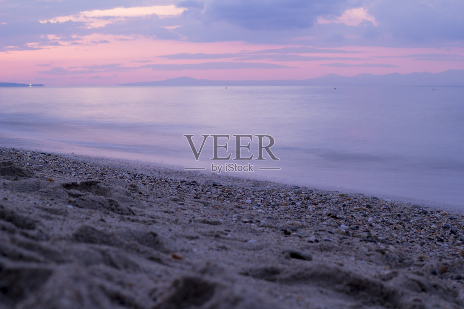 宁静多彩的海岸景色在日落时的照片。照片摄影图片