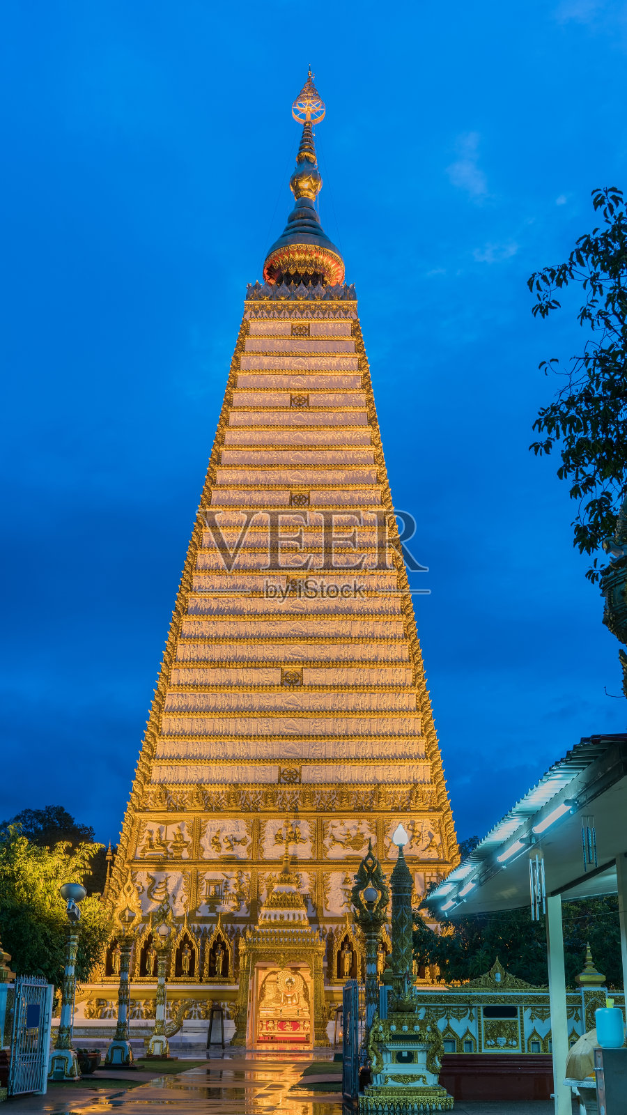 蓝天映衬下的寺庙俯视图照片摄影图片