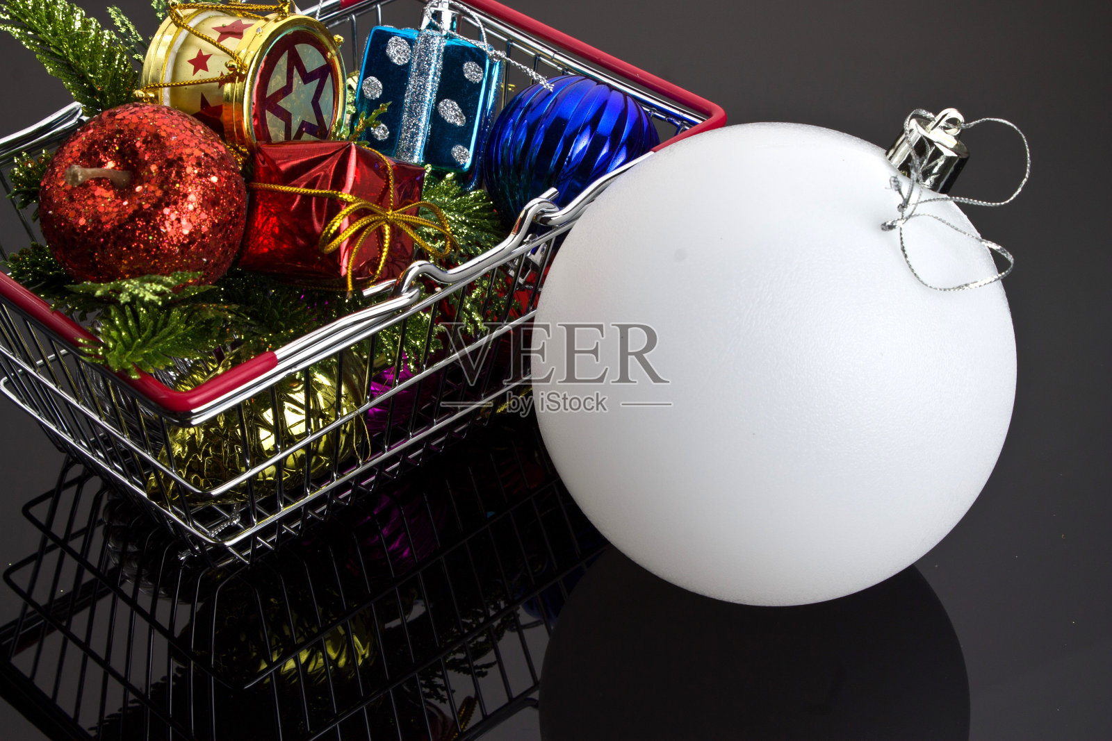 圣诞玩具在食品篮子里照片摄影图片