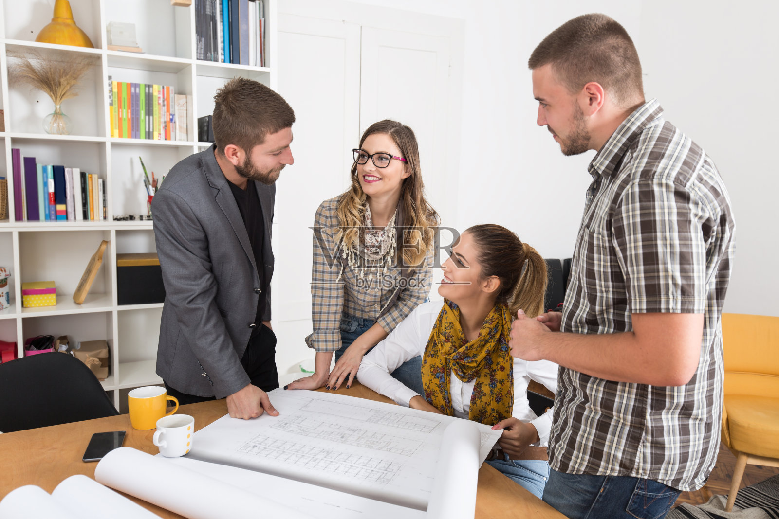 一群年轻的企业家正在从事他们的新项目。照片摄影图片