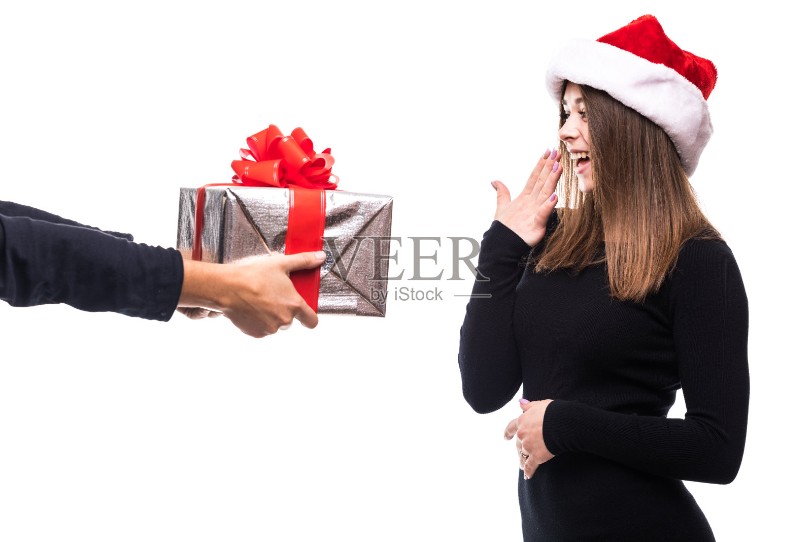 美丽的黑发女孩在圣诞帽孤立。照片摄影图片