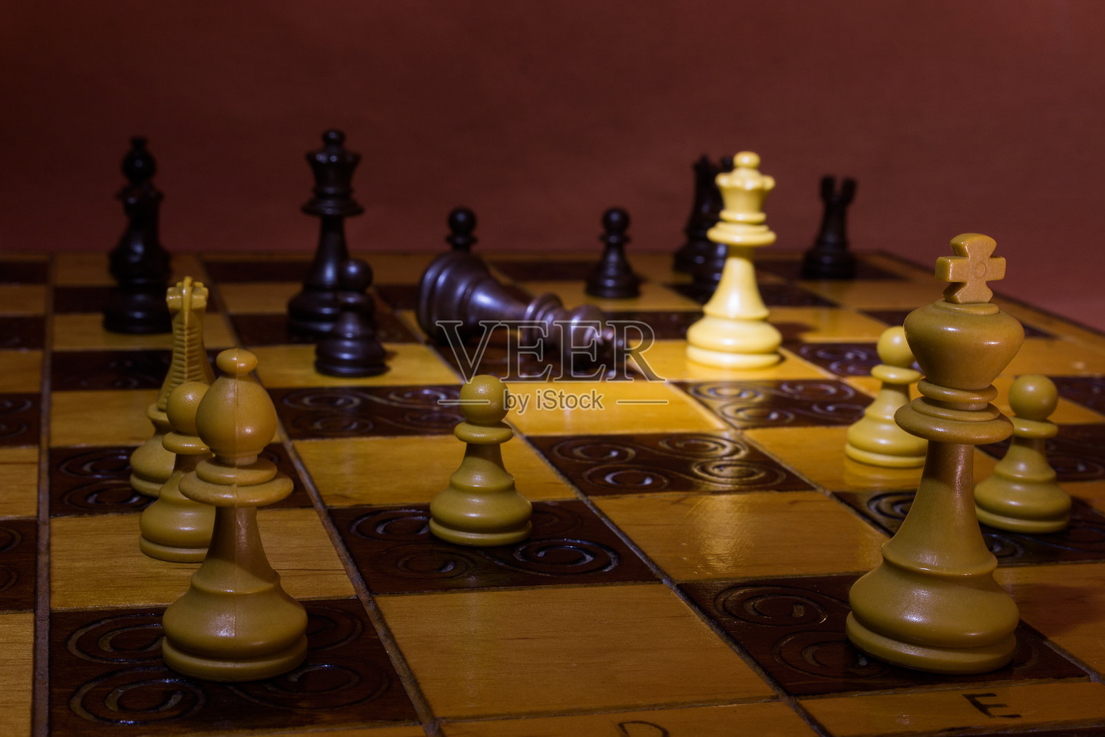 棋盘上的象棋照片摄影图片