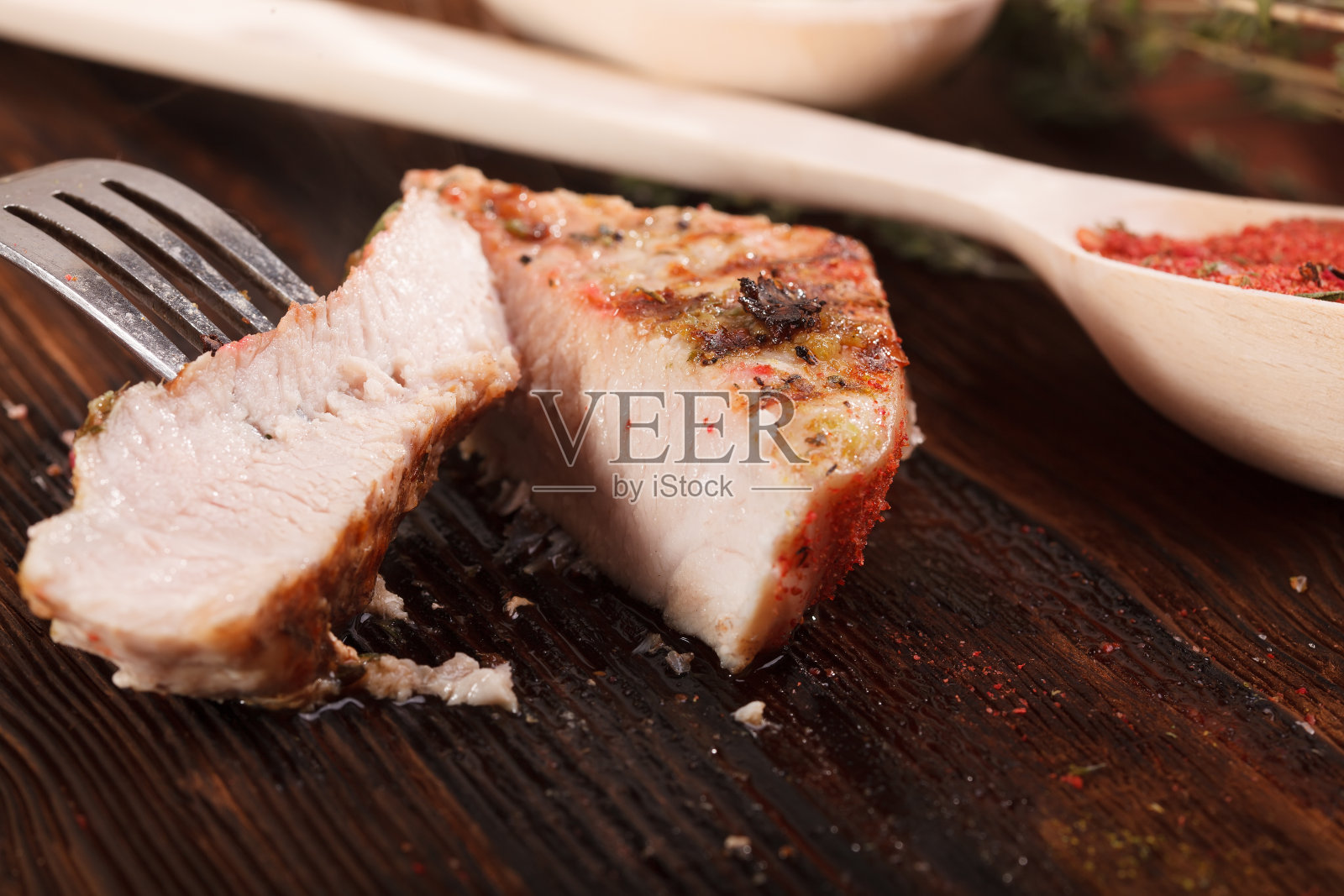 烧烤上的美味烤肉照片摄影图片