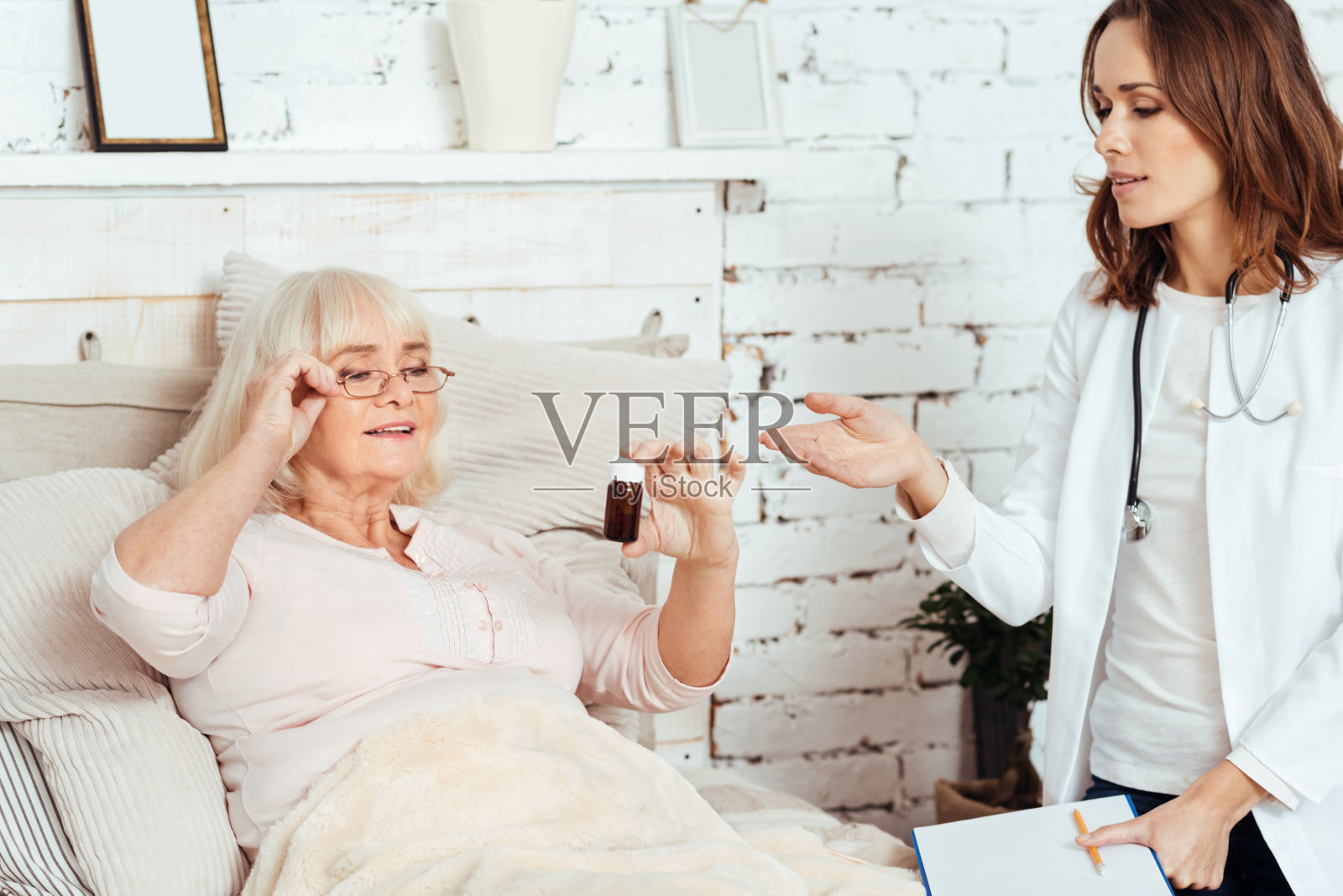 专业愉快的女医生照片摄影图片