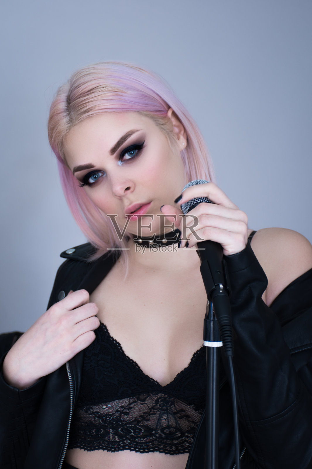 女摇滚歌手拿着麦克风的肖像照片摄影图片