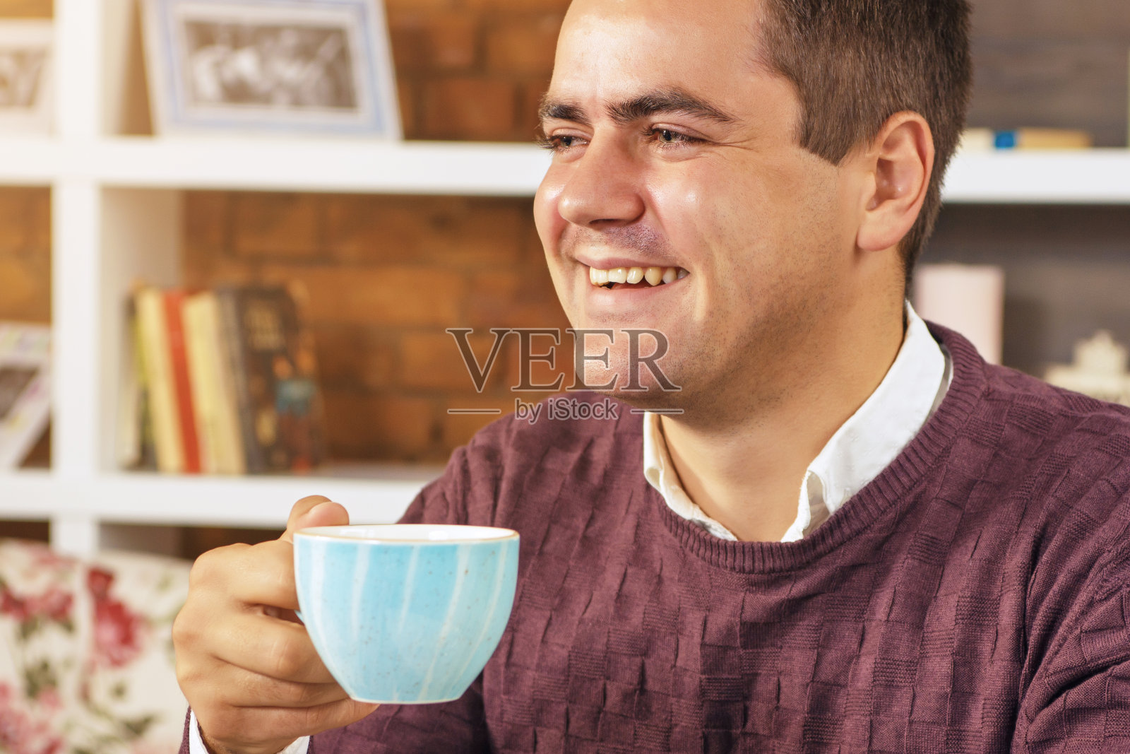 手里拿着杯子微笑的年轻人照片摄影图片