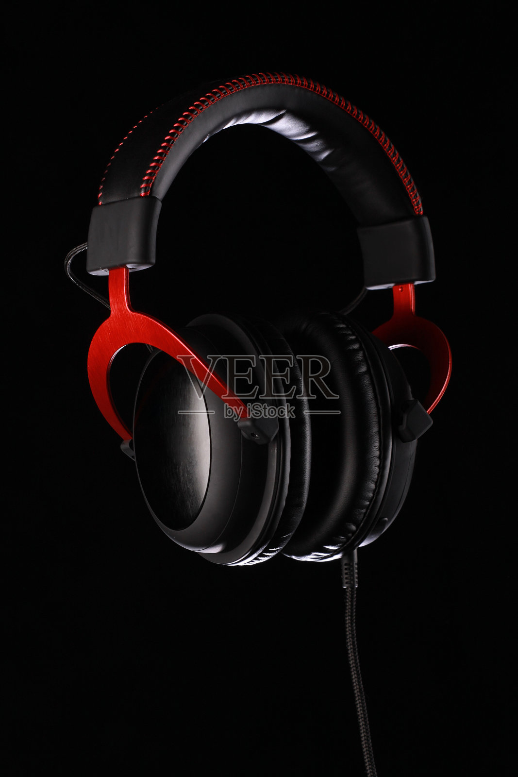 带有黑色背景的耳机照片摄影图片