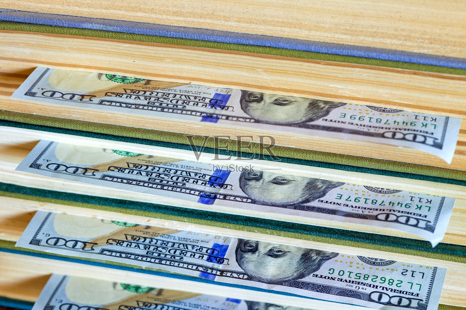 一百美元藏在书页中间。照片摄影图片