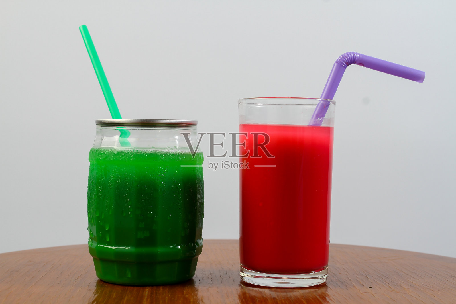 冰果汁牛奶加苹果牛奶。照片摄影图片