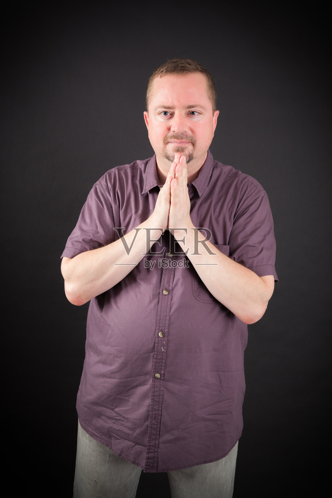 英俊的男人在不同的衣服做不同的表情:祈祷照片摄影图片