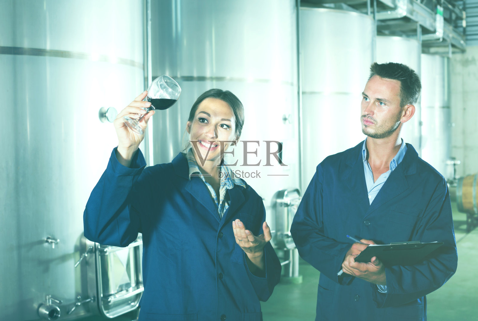 两位专家微笑着检查葡萄酒的肖像照片摄影图片