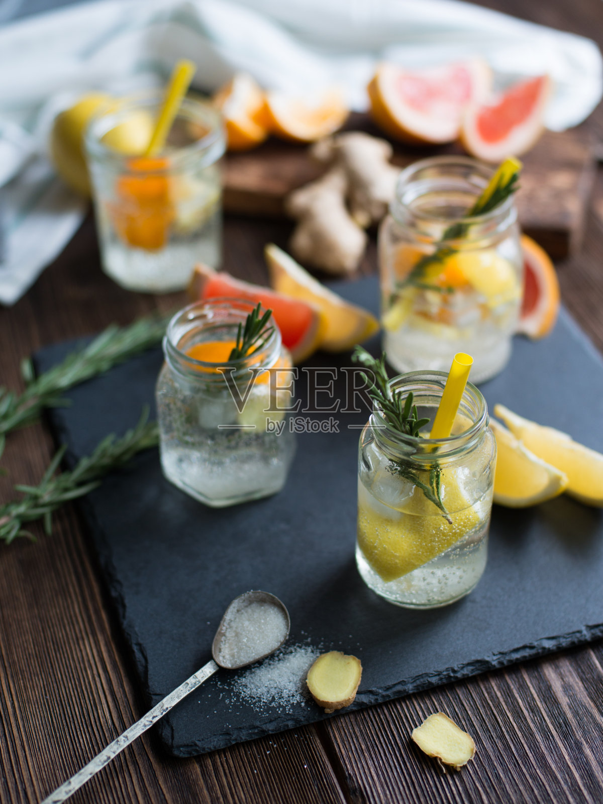 用新鲜柠檬和葡萄柚制成的柠檬汁照片摄影图片