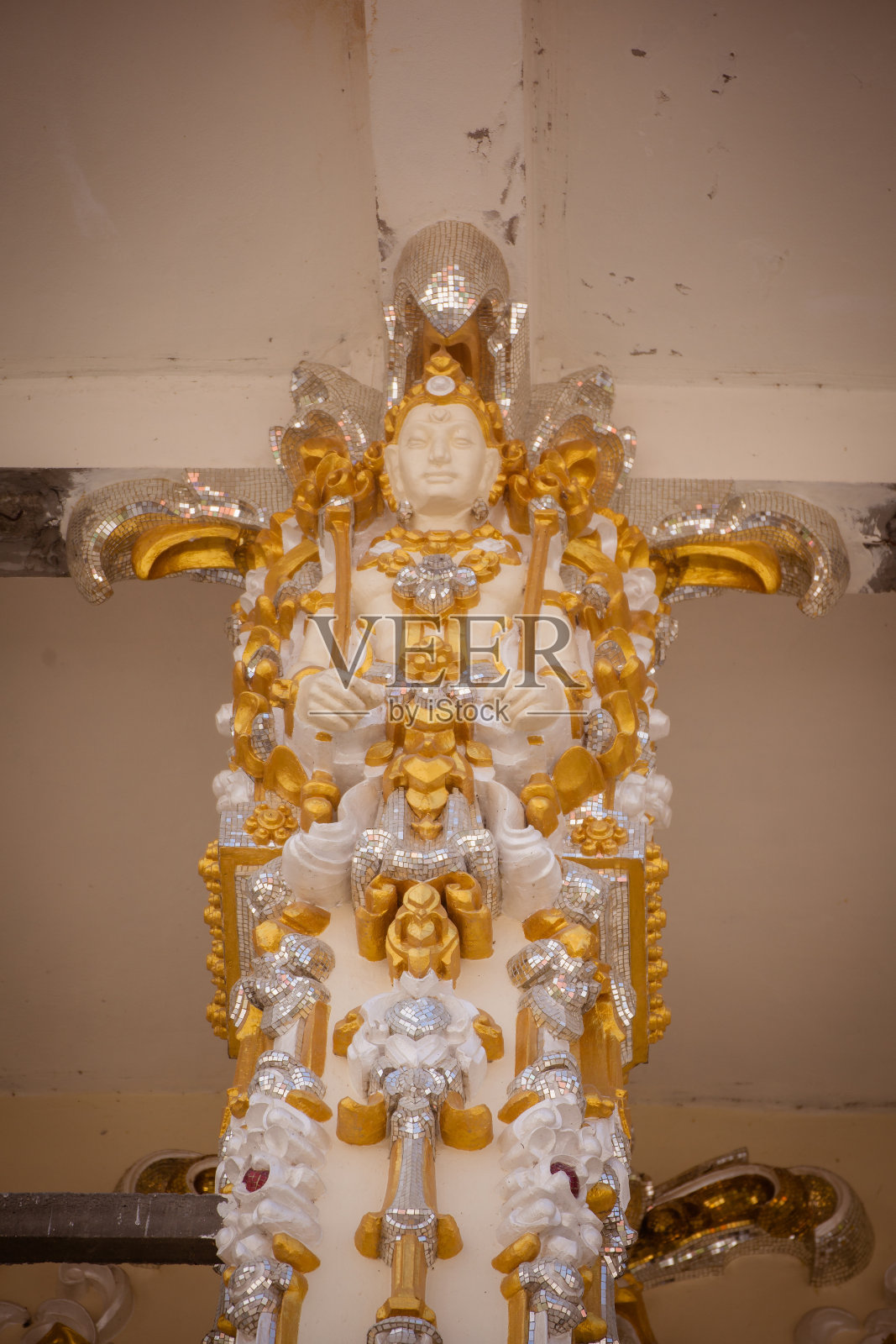 墙上有天使雕像照片摄影图片