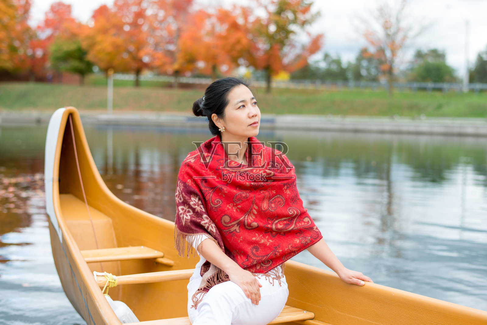 亚洲女性在独木舟在秋天的色彩观光旅行照片摄影图片