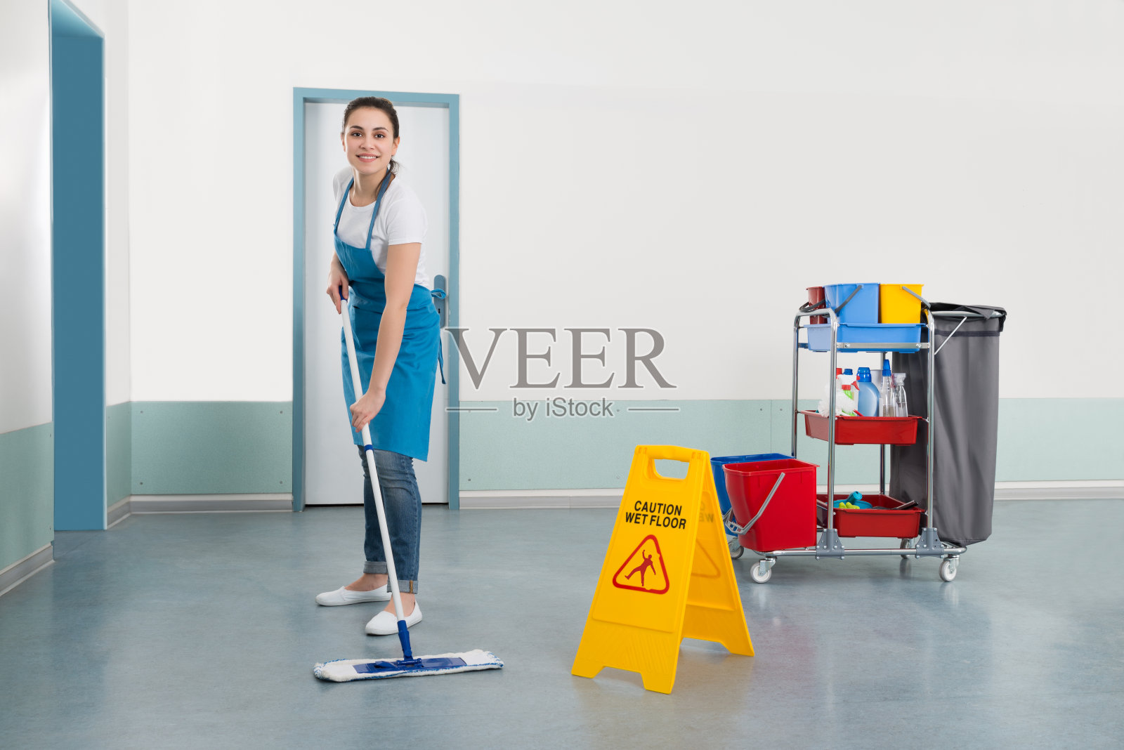 女清洁工清扫走廊照片摄影图片