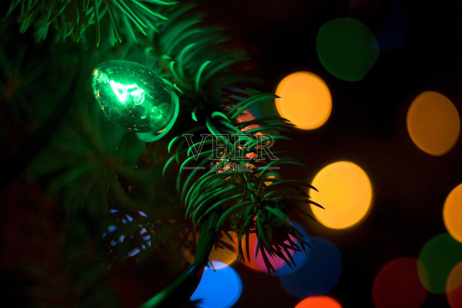 圣诞树上的圣诞灯饰照片摄影图片