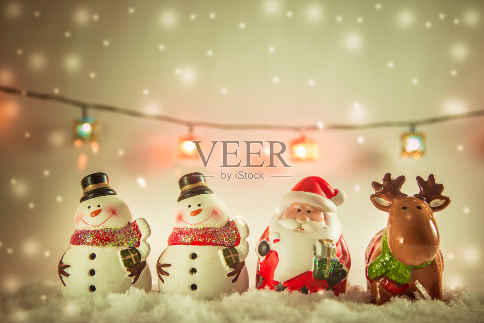 圣诞老人、驯鹿和雪人祝您圣诞快乐照片摄影图片