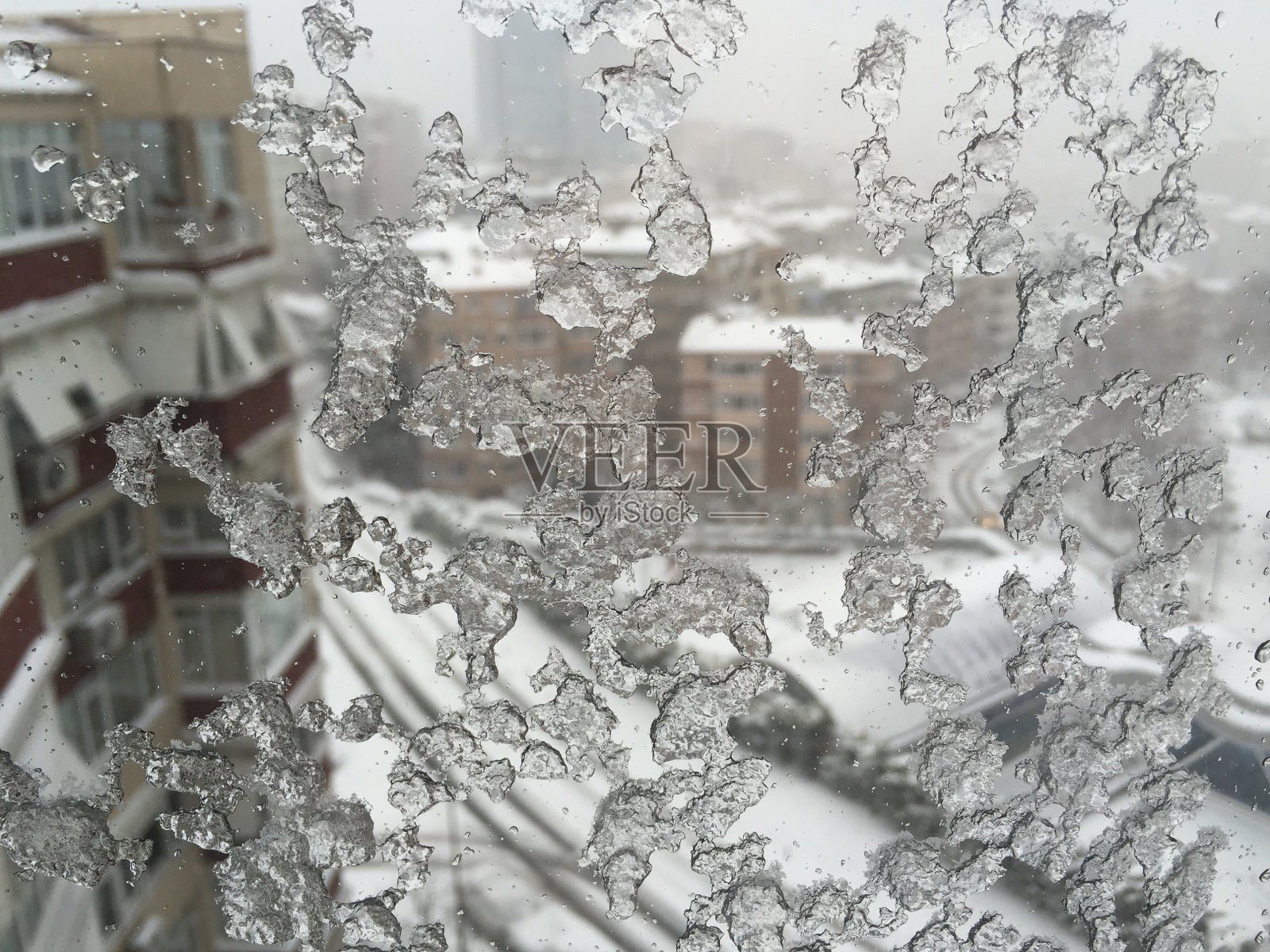 白雪覆盖的街道上，窗户上结了冰照片摄影图片