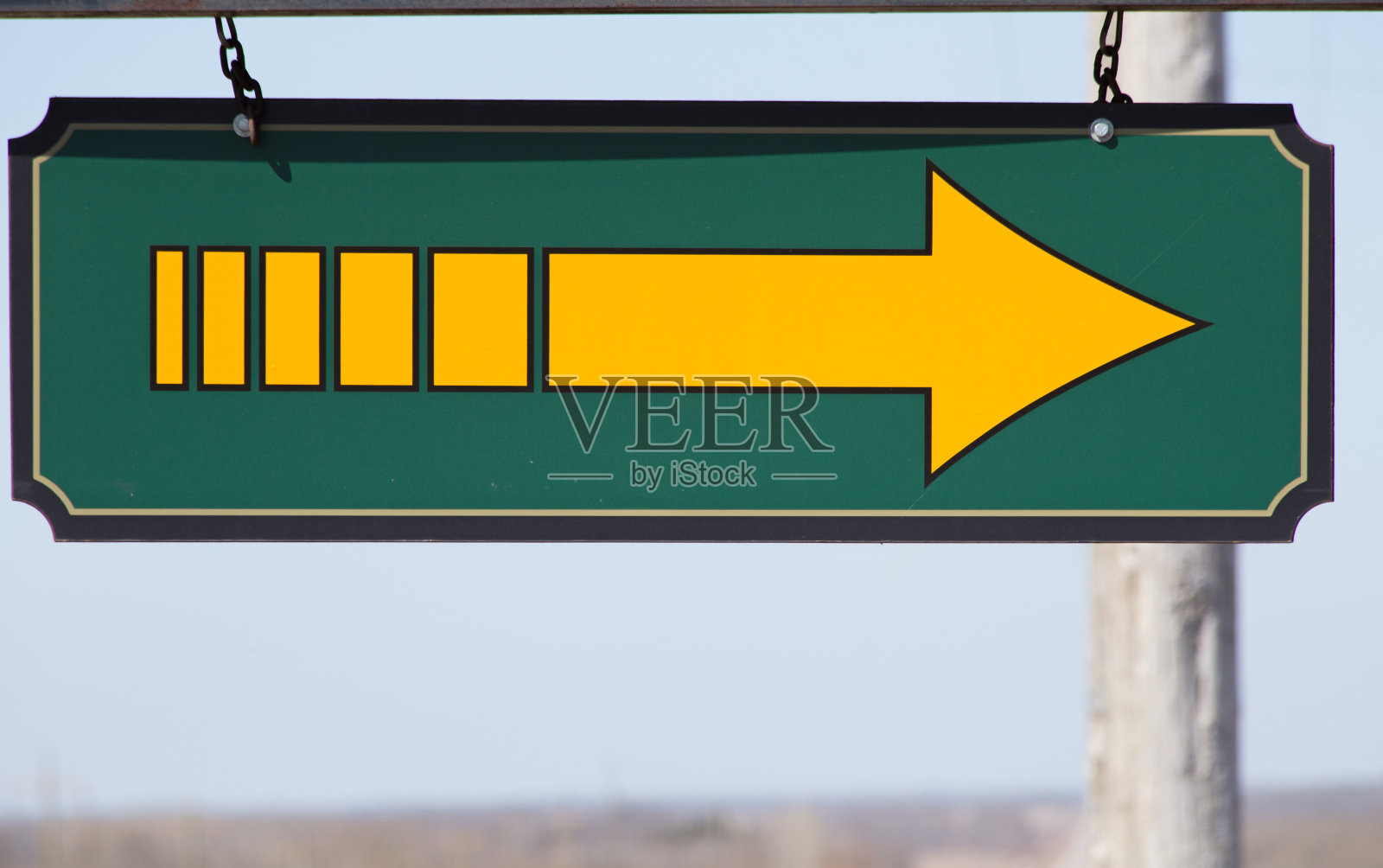 绿色工业标志上的黄色箭头照片摄影图片