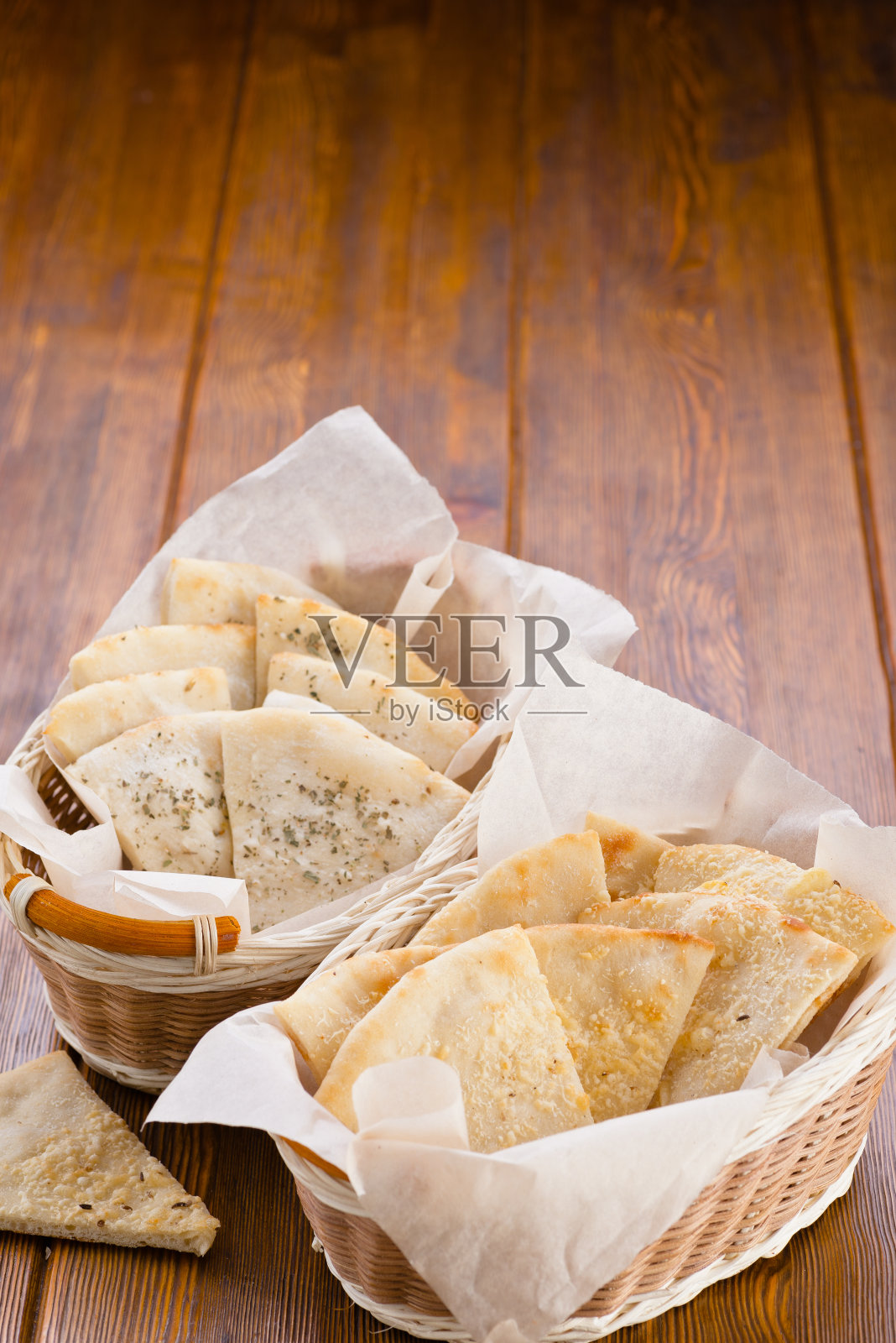 面包放在篮子里的一张木桌上照片摄影图片