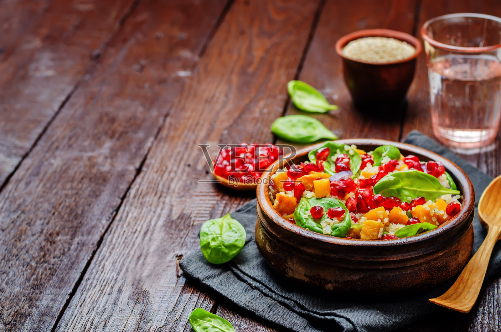 石榴甘薯藜麦菠菜沙拉照片摄影图片