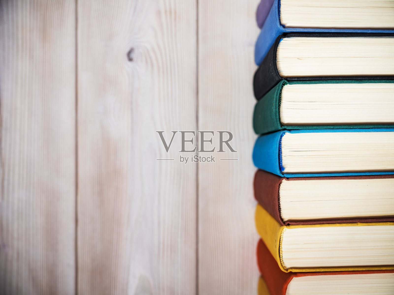 桌子上有一堆古书。浅的焦点照片摄影图片