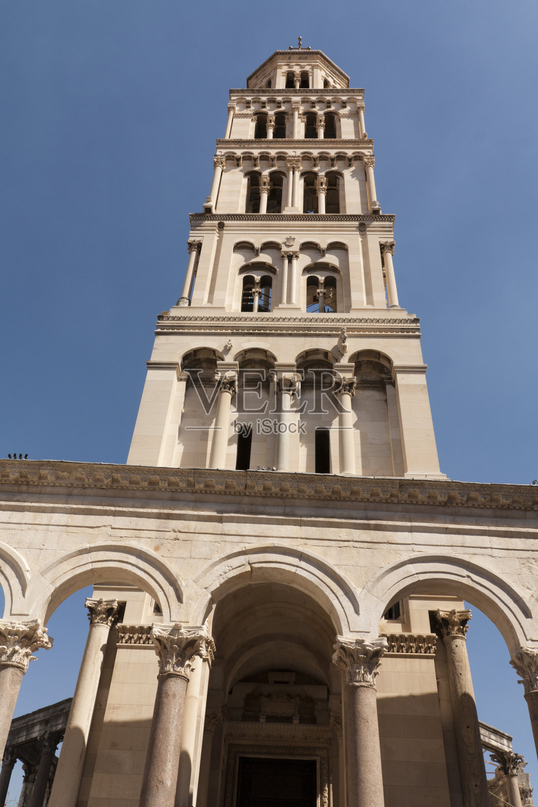 圣多姆尼乌斯教堂的塔照片摄影图片