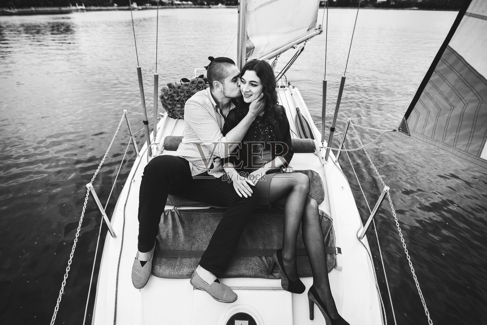 一对漂亮的夫妇在游艇上户外放松照片摄影图片