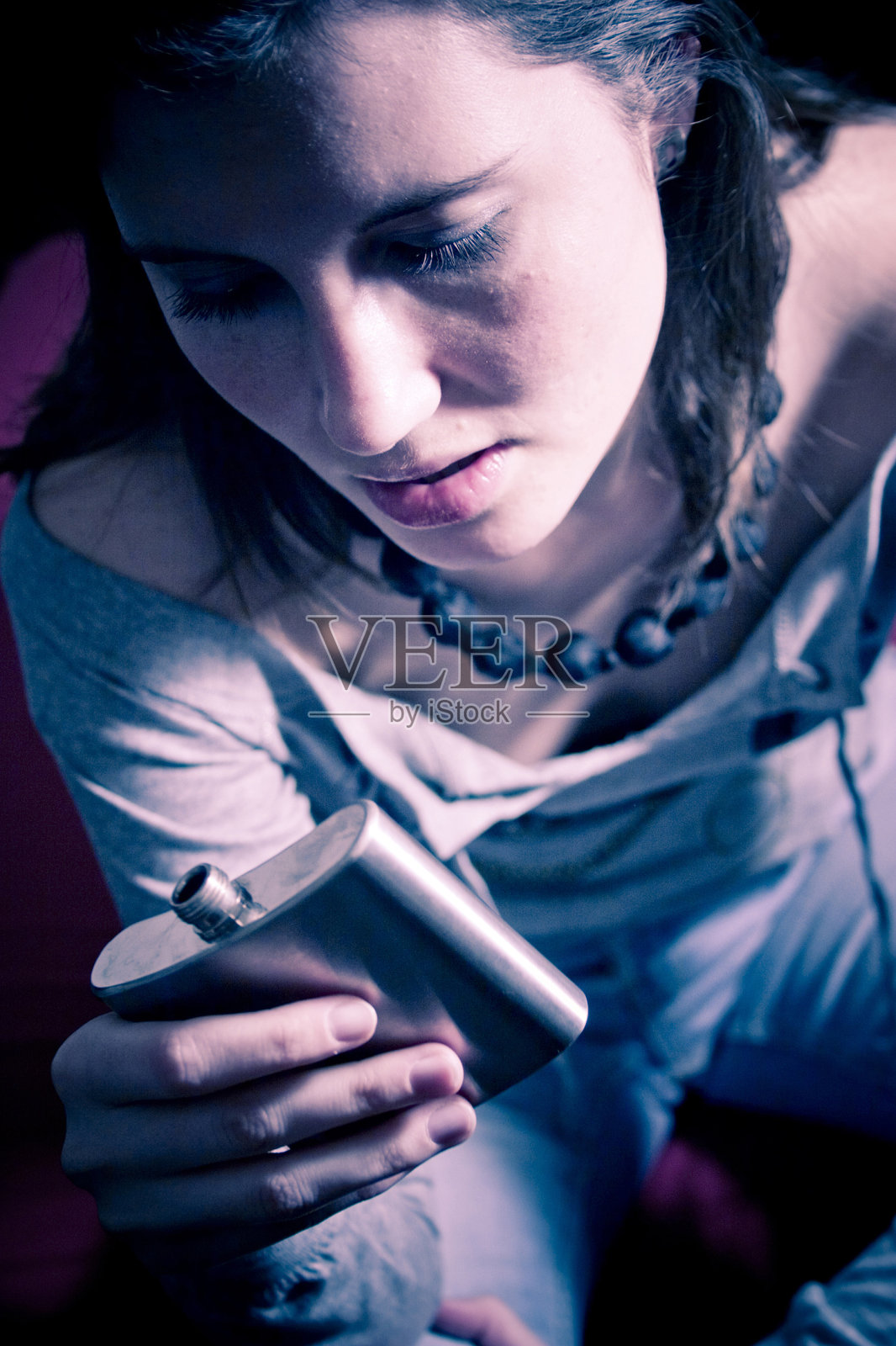 女人盯着烧瓶照片摄影图片