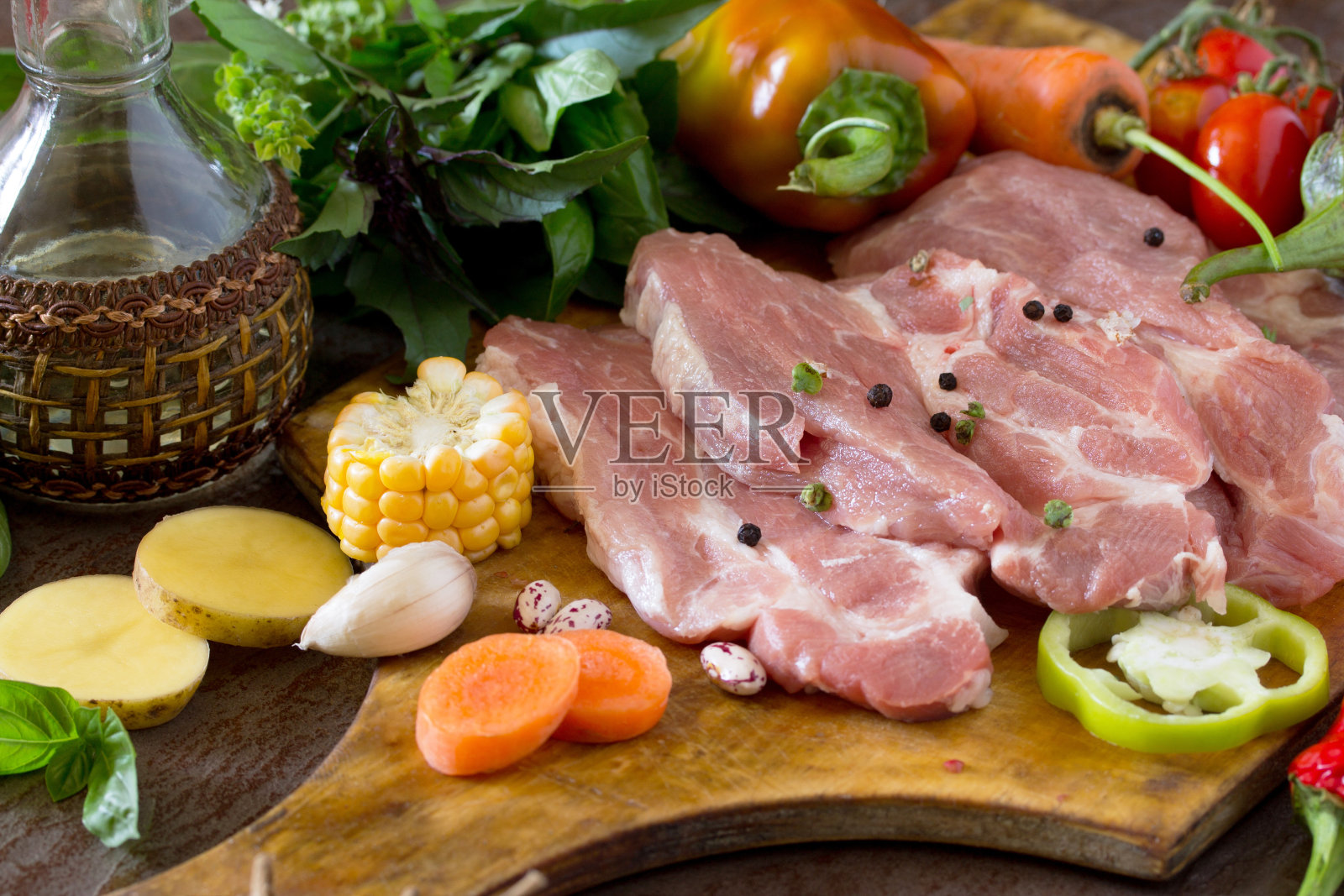 新鲜的生肉猪肉里脊配蔬菜照片摄影图片