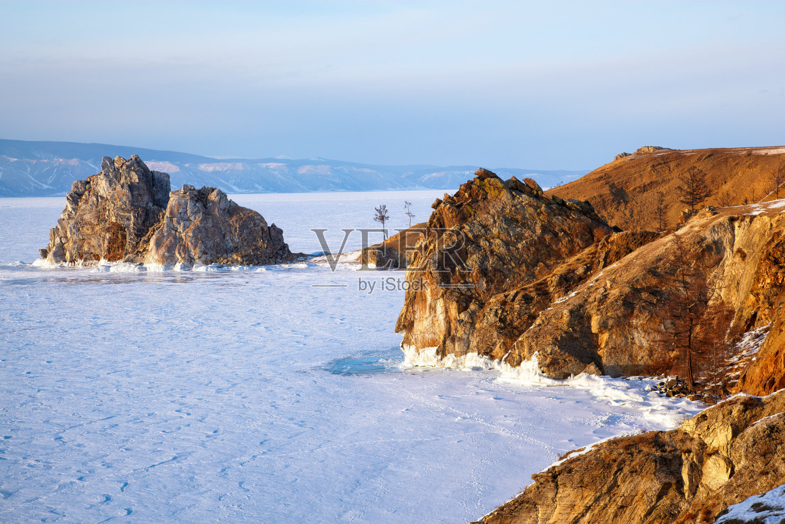 冬季，贝加尔湖Olkhon岛的沙曼卡岩照片摄影图片