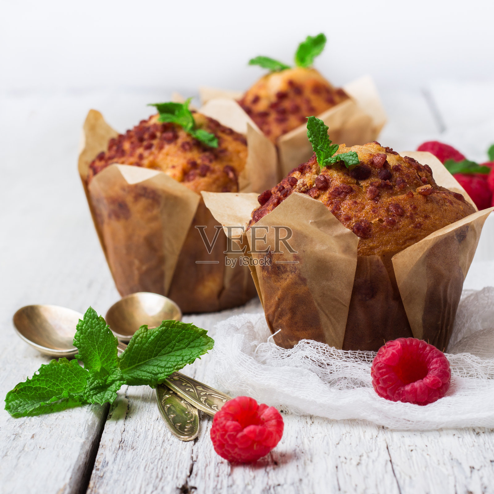 新鲜的松饼和覆盆子放在质朴的桌子上作为早餐照片摄影图片