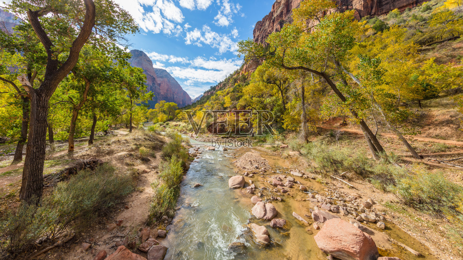沿着河流穿过峡谷的狭窄通道。照片摄影图片