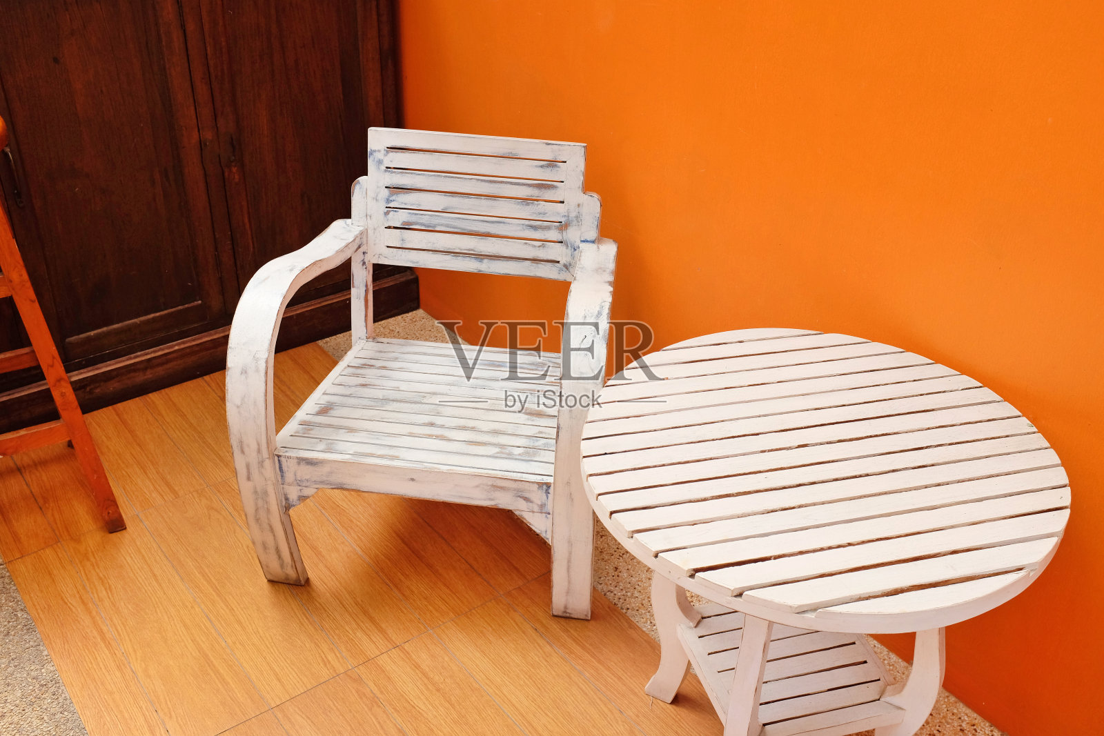 咖啡店的老式木桌和椅子照片摄影图片