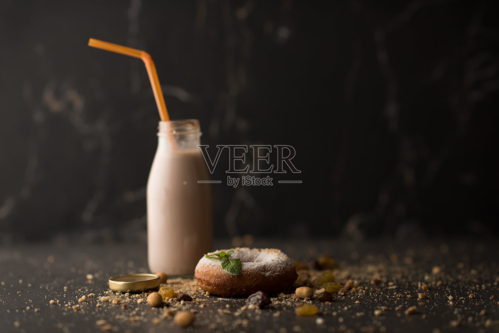 糖粉甜甜圈和一瓶牛奶照片摄影图片