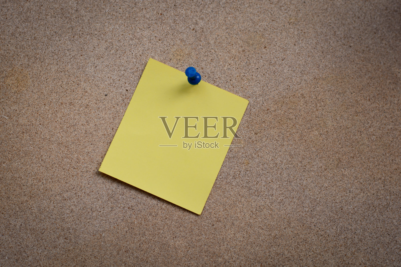 空白的黄色纸条别在软木板上照片摄影图片