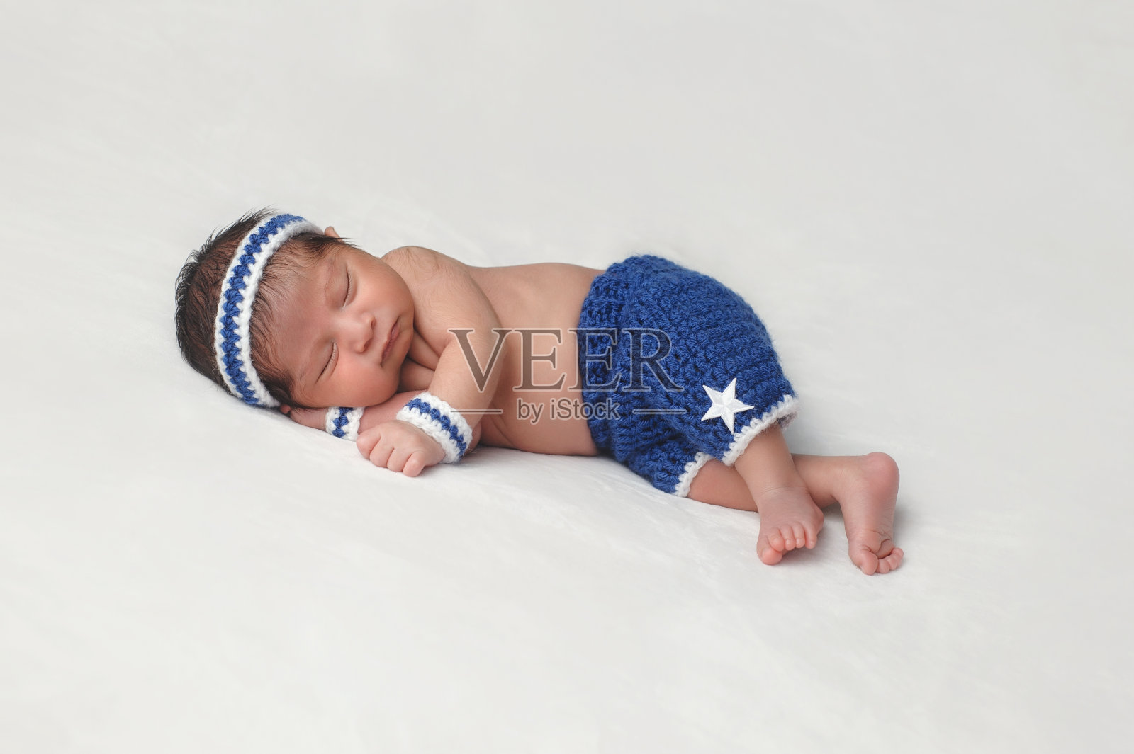 新生男婴奔跑者照片摄影图片