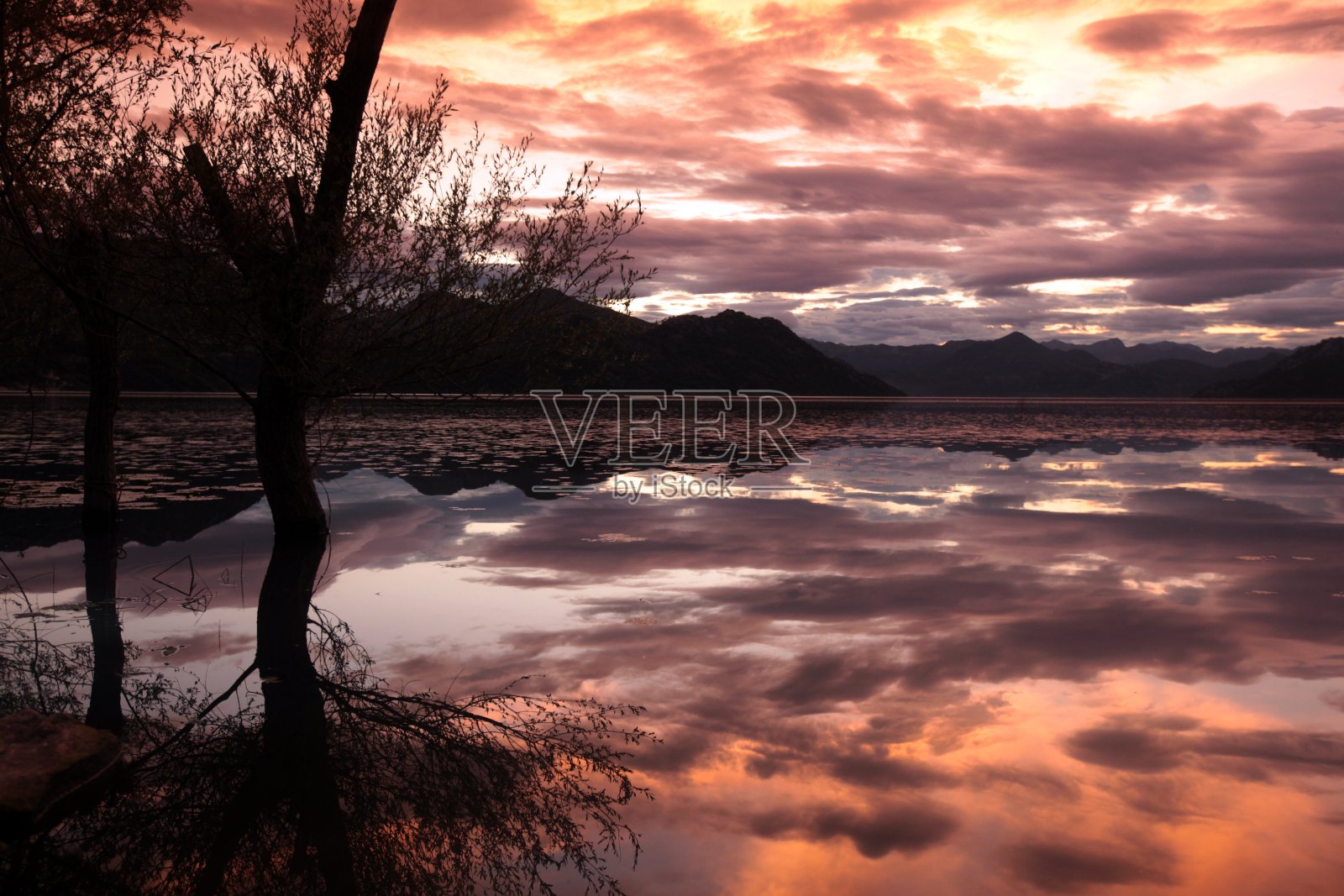 欧洲巴尔干的黑山斯卡达尔湖照片摄影图片