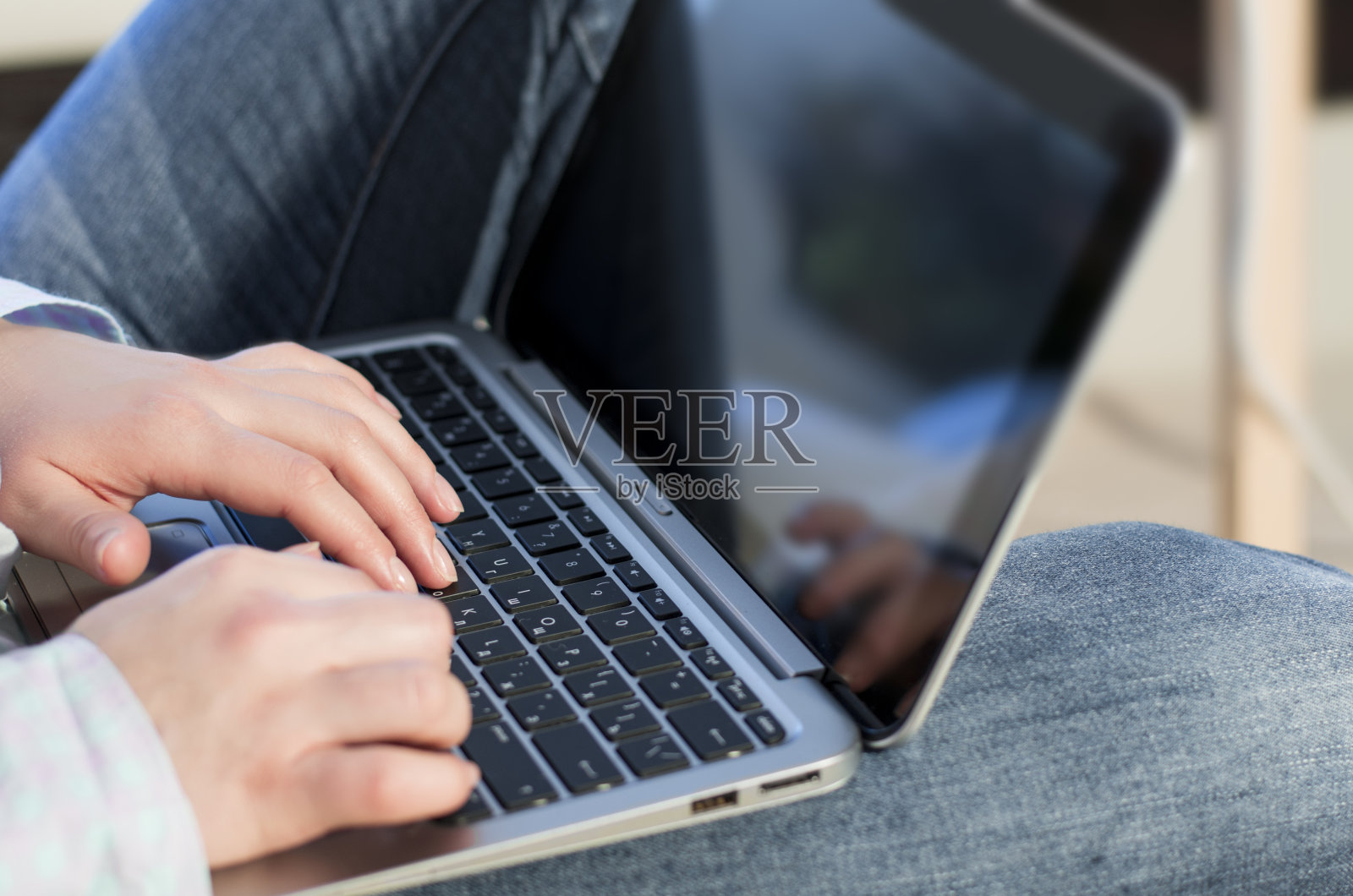 女性的手在笔记本上写字照片摄影图片