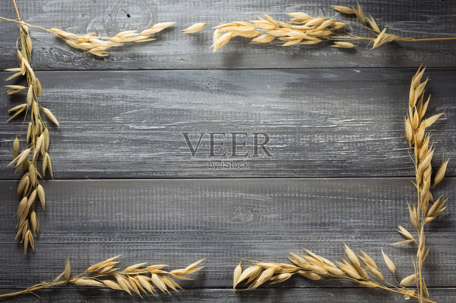 木头上的燕麦穗照片摄影图片