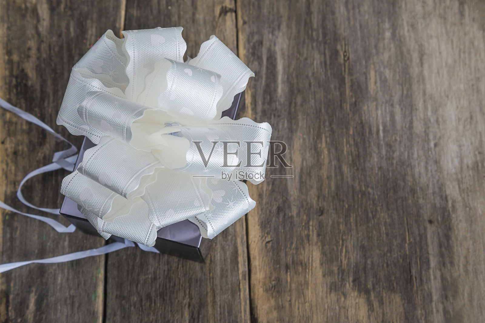 白色蝴蝶结礼盒照片摄影图片