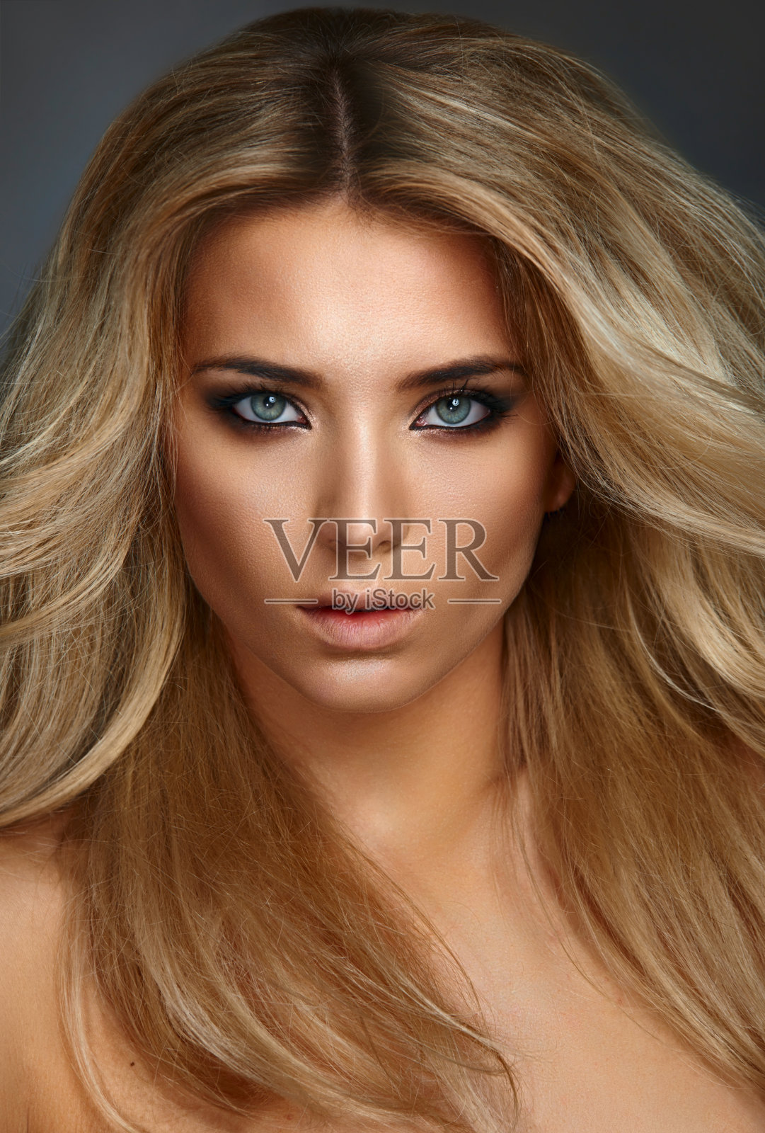 美丽的年轻女子照片摄影图片