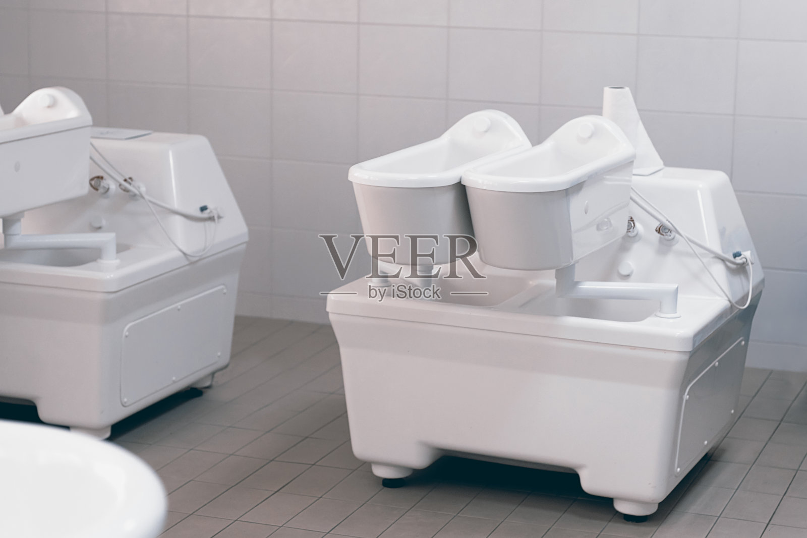 电疗法。治疗浴缸。电浴缸。照片摄影图片