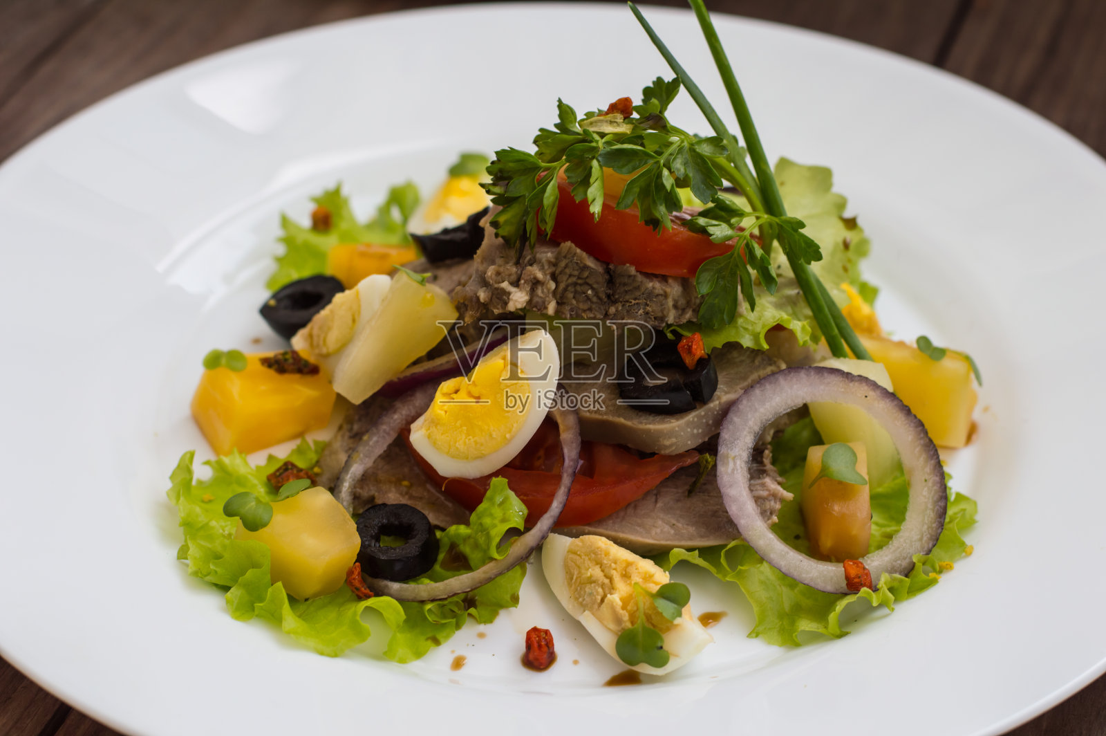 木背景上有舌头的沙拉照片摄影图片