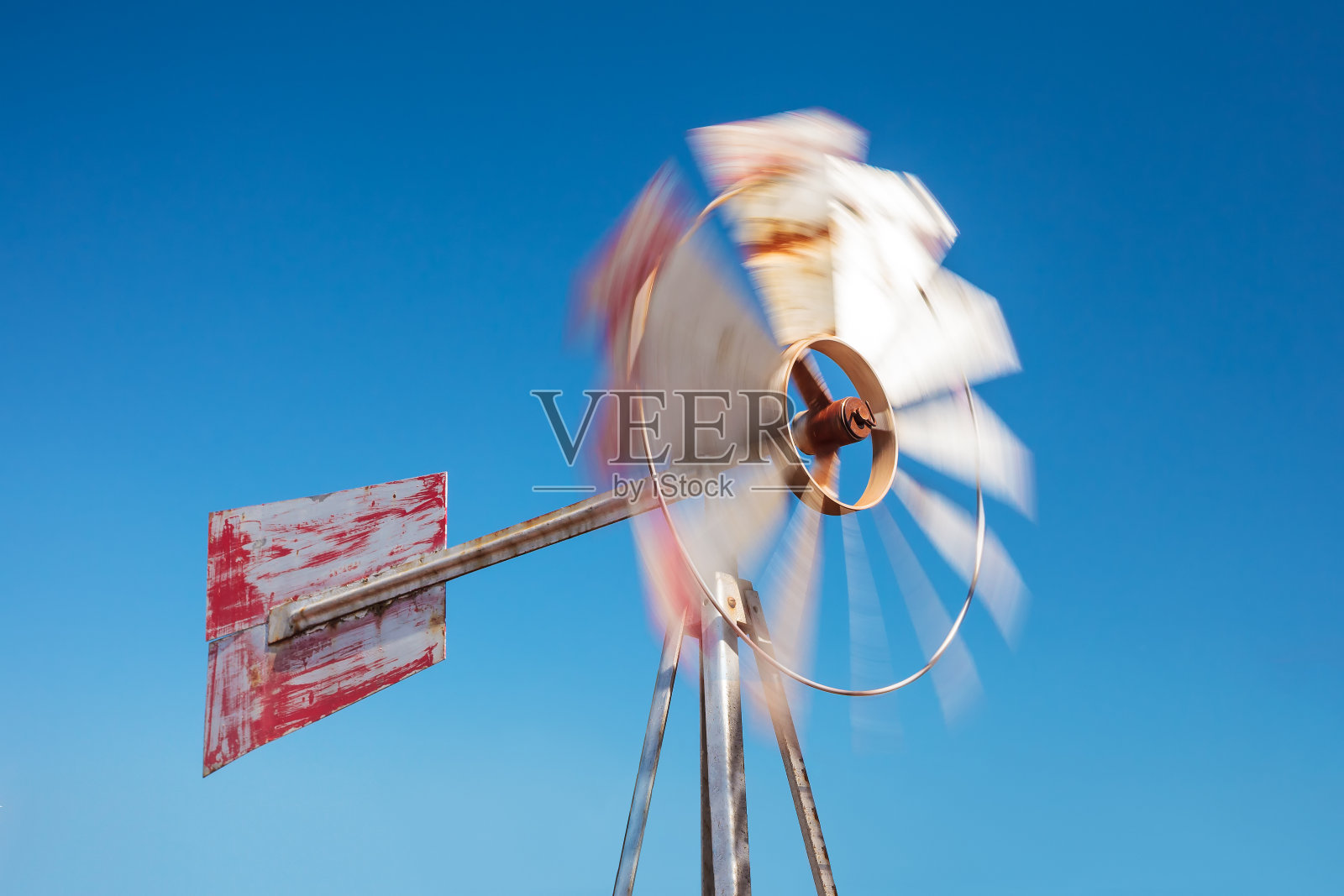 古老的风化钢风车照片摄影图片