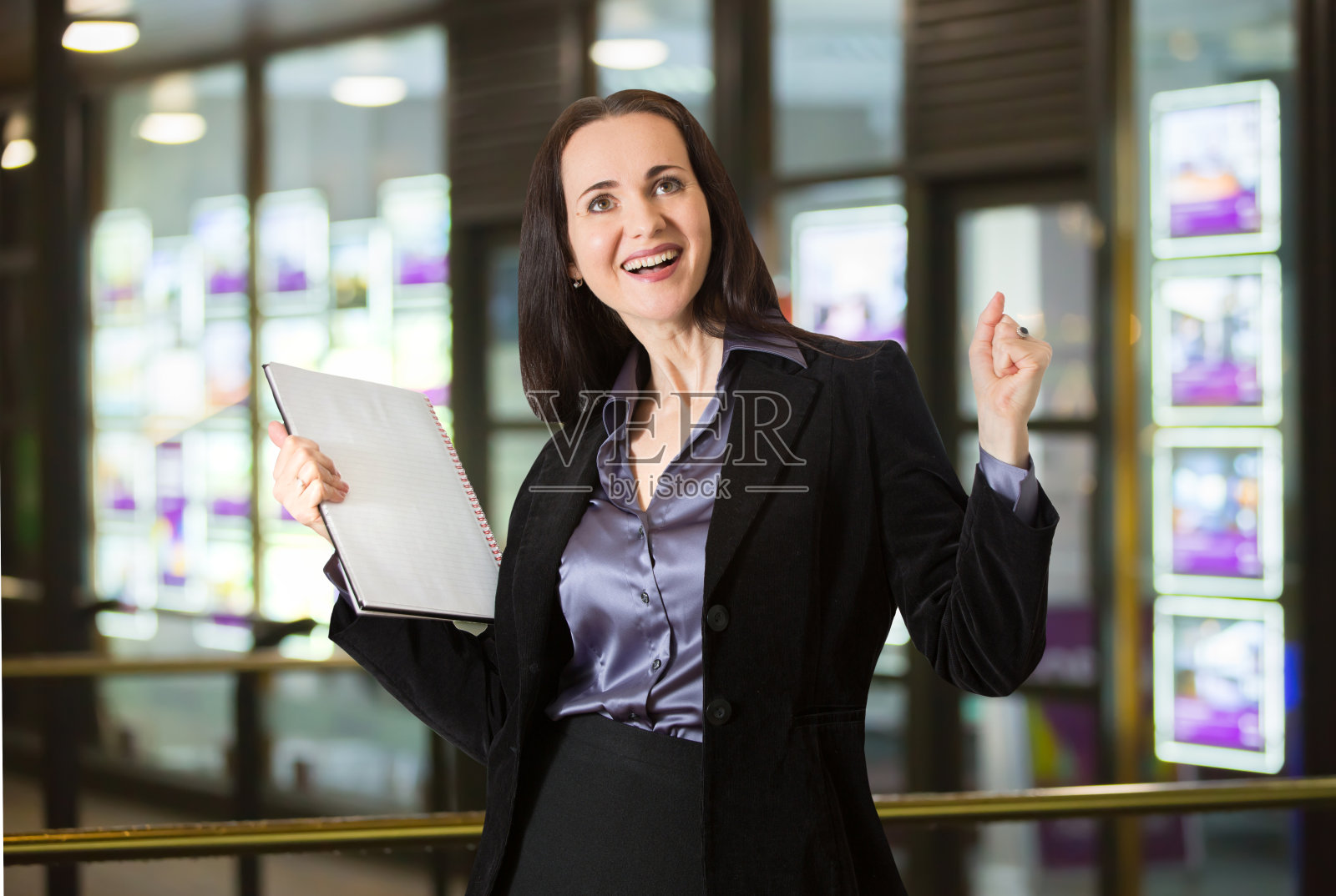 漂亮女人的肖像和记事本照片摄影图片