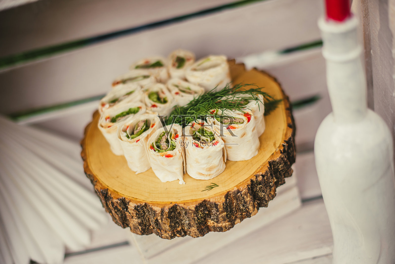 用菠菜、肉和红辣椒卷起来照片摄影图片