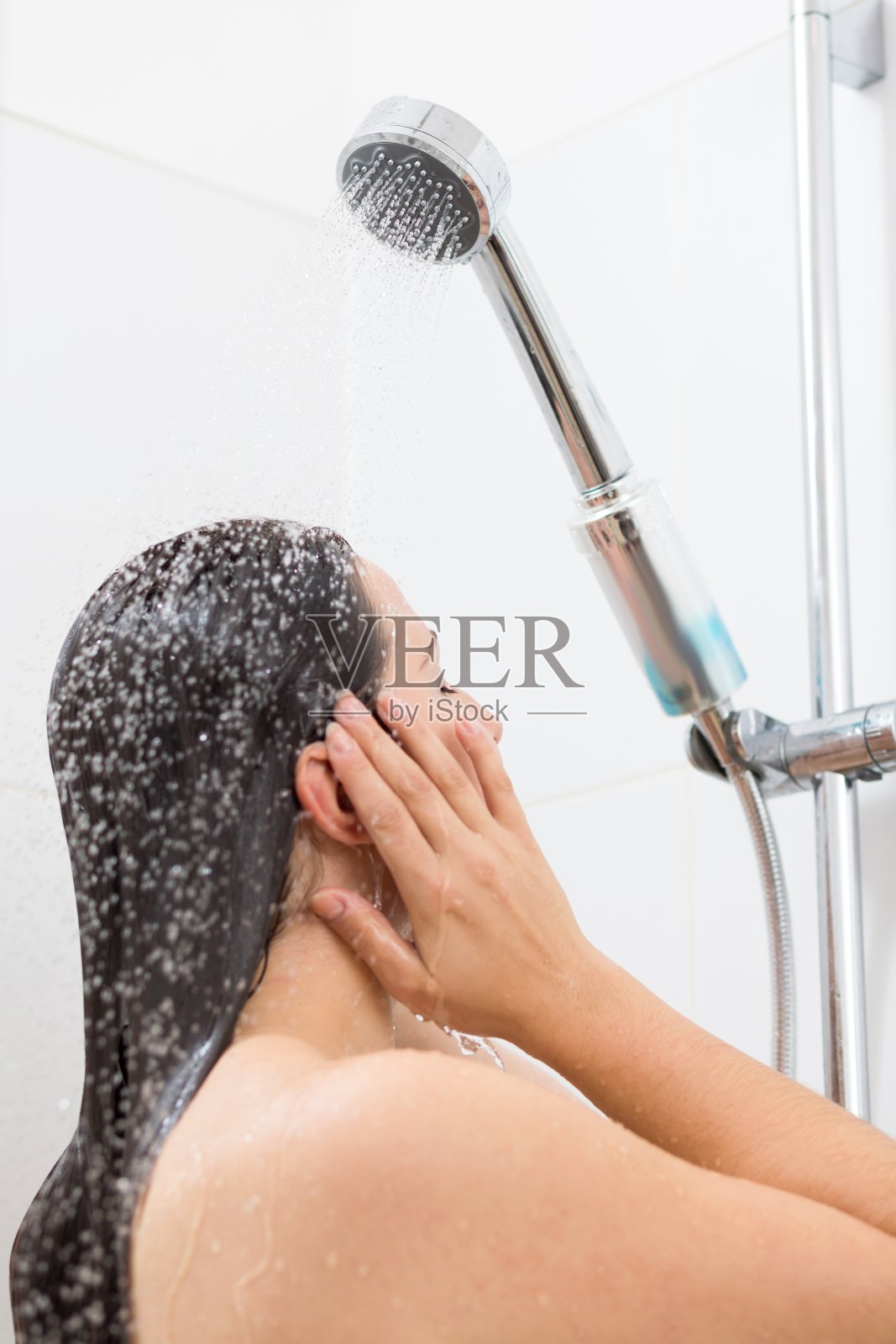 女人洗头发照片摄影图片