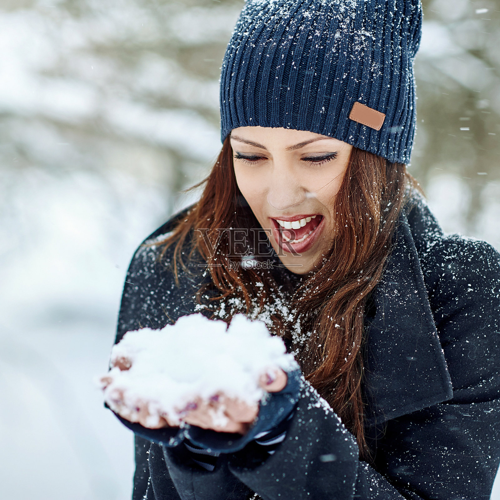 冬天的女人在公园里玩雪照片摄影图片