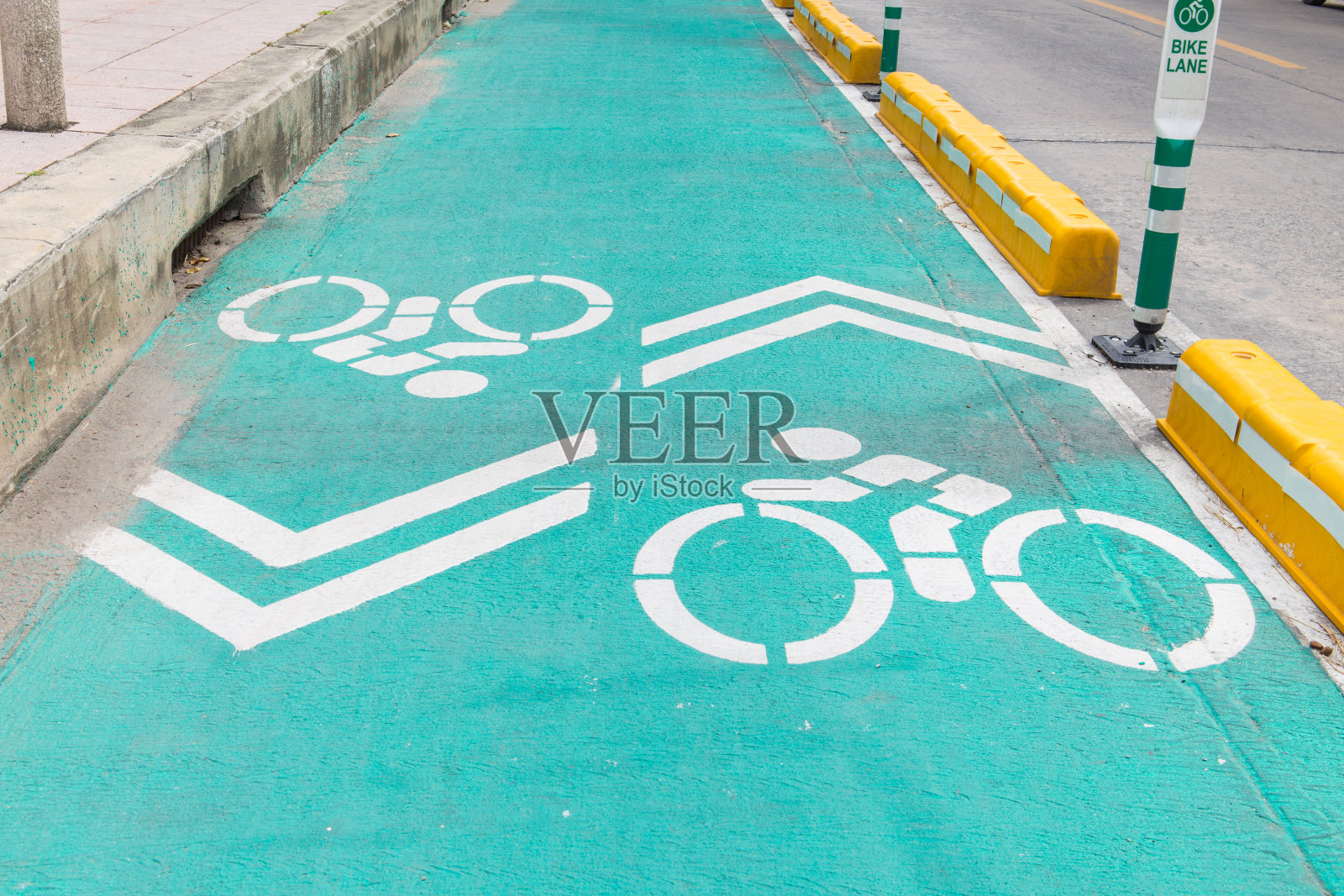 有白色自行车标志的自行车道照片摄影图片